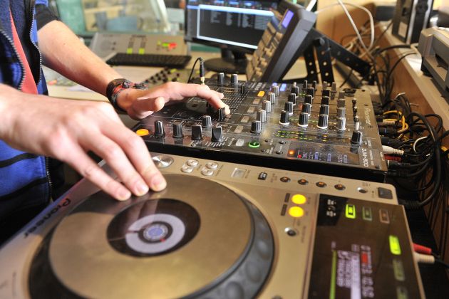 radio mesalna miza dj didzej bobo.jpg