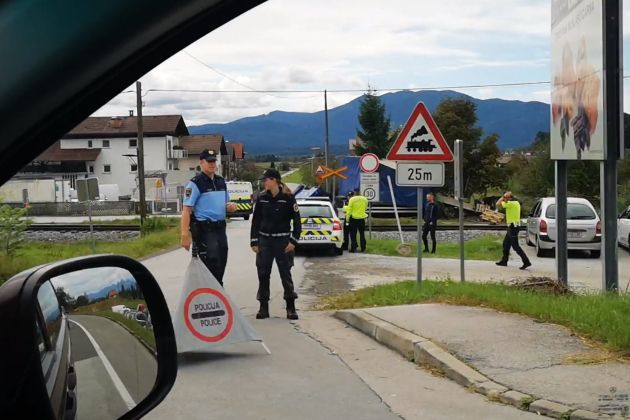 policija vlak lavrica.jpg