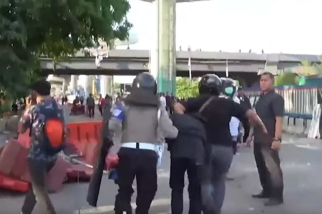 policija indonezija protest.jpg