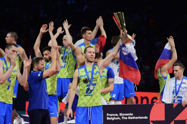 odbojka slovenija pariz finale srebro m24 02.JPG