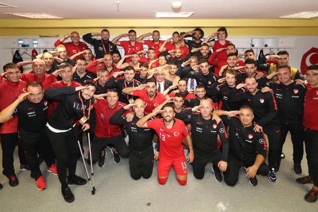 turki turcija salutiranje.jpg