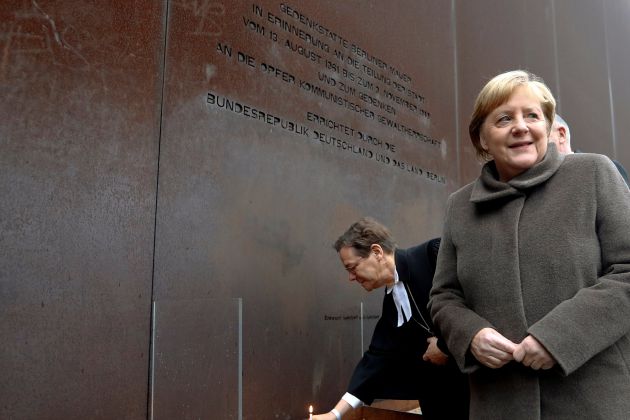merkel berlinski zid re.jpg