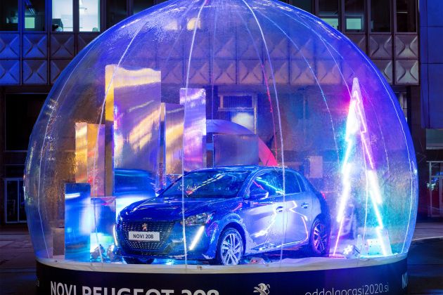 NOVI PEUGEOT 208 V SNEŽNI KROGLI.jpg