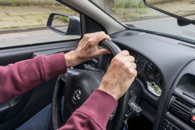 voznik, starejši, avto, vožnja.jpg