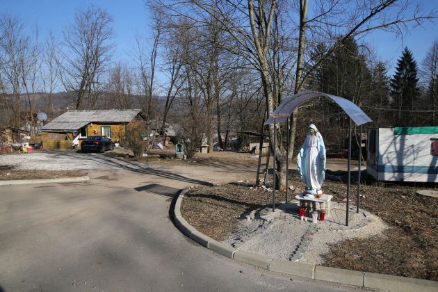 brezje romsko naselje romi kip marija pl.jpg