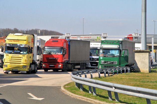 slovenija, obrežje, 12.03.2020, tovornjaki, meja-s-hrvaško, mejni-prehod, zastoj