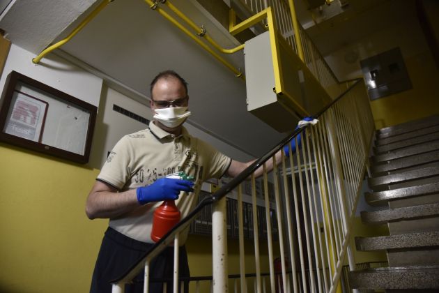 koronavirus, razkuževanje-blokov, čiščenje, čistilo, maska