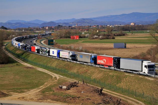 obrezje kolona tovornjaki meja koronavirus bobo.JPG