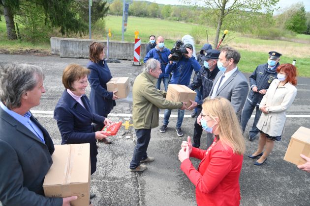 hodoš.-koronavirus, predaja-mask, ministrica-za-zamejstvo-dr.helena-jaklitsch