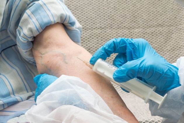 covid-19, koronavirus, starejši, upokojenci, injekcija, odvzem krvi