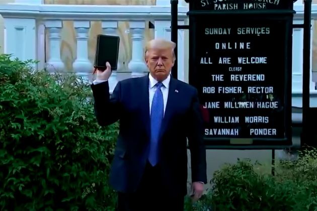 trump biblija cerkev yt.jpg