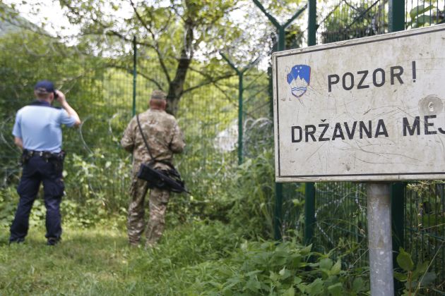 policija, vojska, meja bobo.JPG