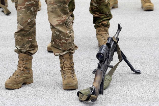 slovenska vojska vojak puska bobo.JPG