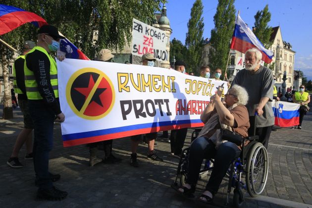 protest rumeni jopici presernov trg alternativna proslava bobo7.JPG