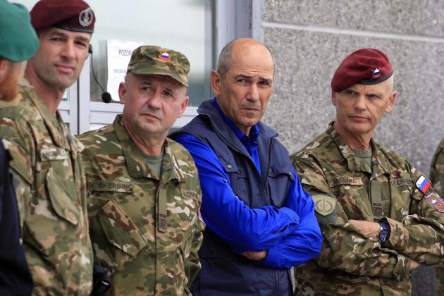 janez jansa vojaki vojska glavas skerbinc bobo.JPG