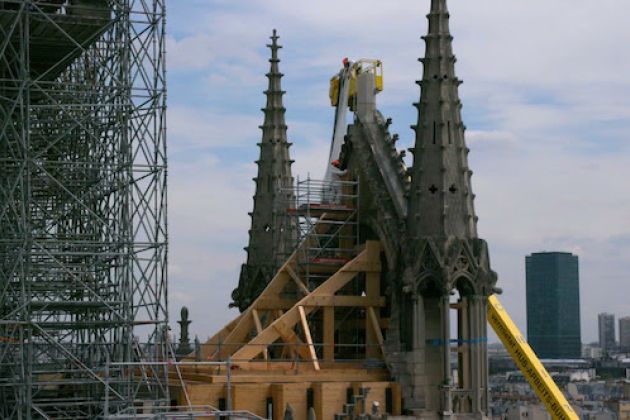 REŠEVANJE NOTRE-DAME.jpg