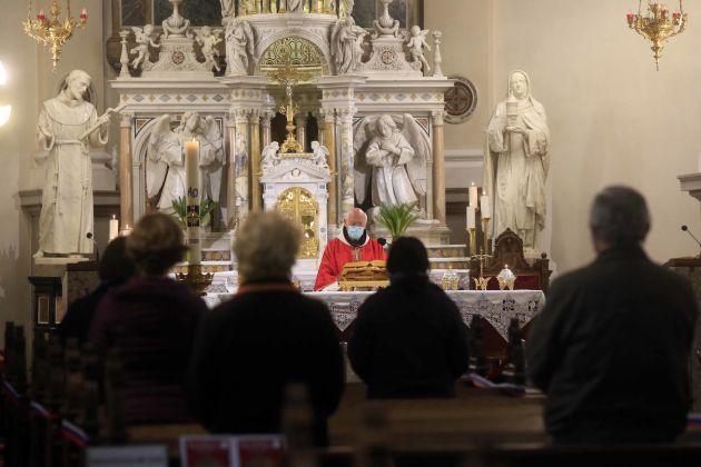 cerkev koronavirus masa maske bobo.JPG