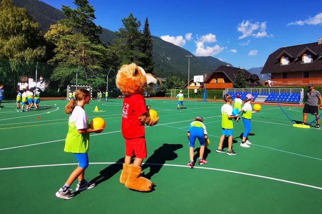 Olimpijski tabor z Generalijevo maskoto (002).jpg