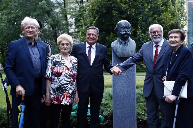 jankovic stanovnik kip bobo3.JPG