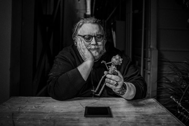 guillermo del toro ostrzek.jpg