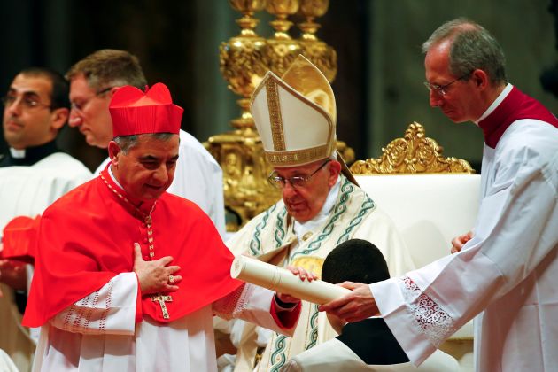 kardinal angelo becciu papež francisek re.JPG