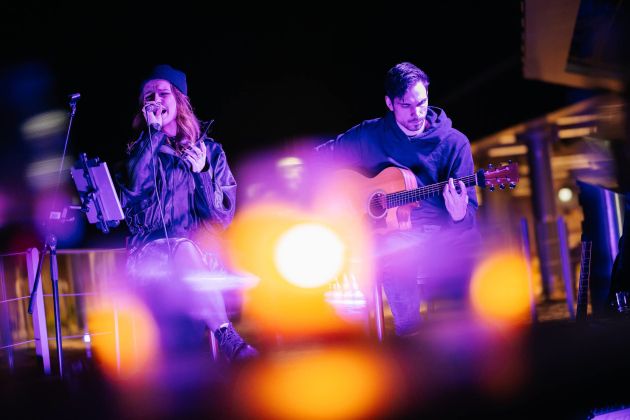 Na ALEJI SKY je Maja Keuc v torek zapela ob spremljavi Vida Turice.jpg