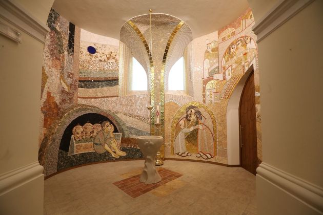 krstna kapela mozaik rupnik cerkev device marije.jpg