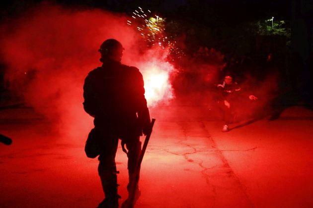protesti vlada policija pirotehnika bobo.jpg