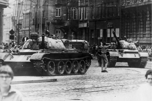 sovjetski tanki bratislava 1968 ceskoslovaska pf.jpg