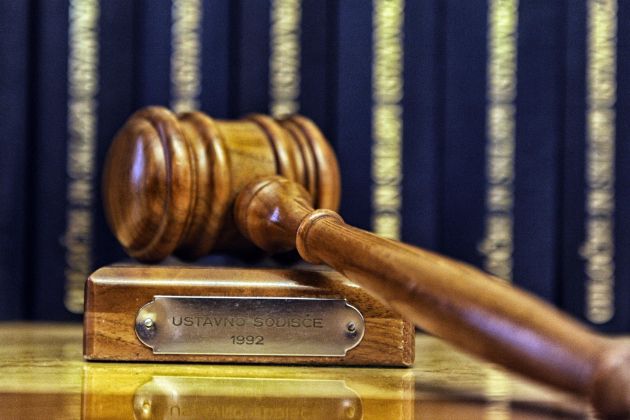 ustavno sodisce kladivo bobo.JPG