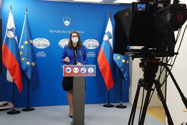 simona kustec tw.jpg