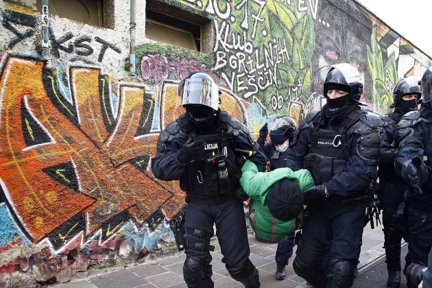 rog policija protest.jpg