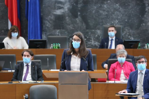 simona kustec dz.jpg