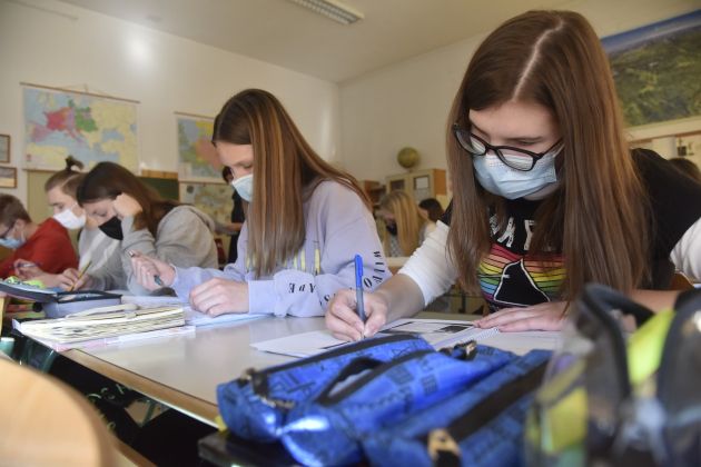 dijaki, srednješolci, učilnica, preizkus znanja