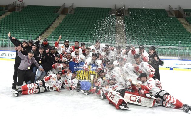 jesenice hokej drzavni prvaki bobo.jpg