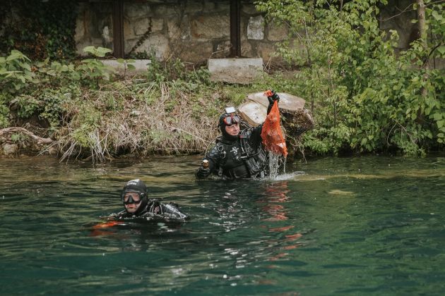 Potapljači so jezero čistili kljub dežju in slabemu vremenu.jpg