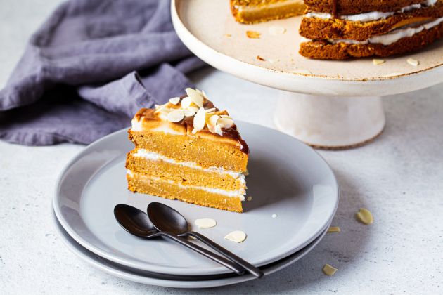 PRESNA TORTA S KORENČKOM IN POMARANČO