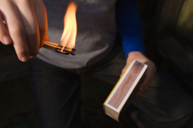 otrok, ogenj, vžigalica