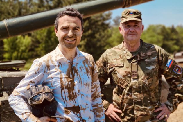 Tonin med obiskom vojakov na terenu