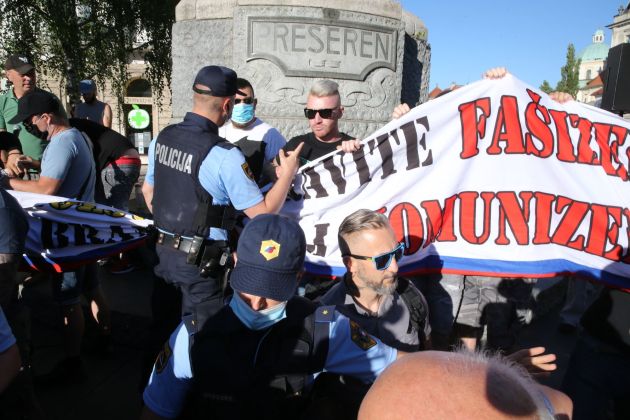rumeni jopici presernov trg protest policija.JPG