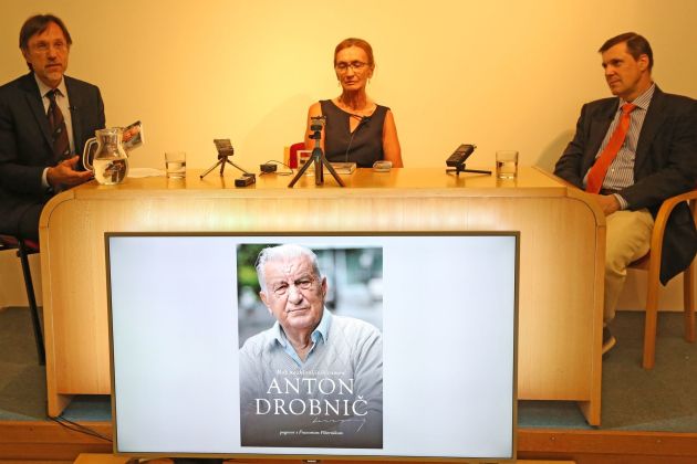 Družina, knjiga Anton Drobnič, Štefanič, Brezigar, Sušnik 1, 24. 8. 2021.jpg