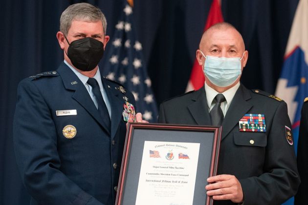 skerbinc plaketa slovaska zastava1.jpg