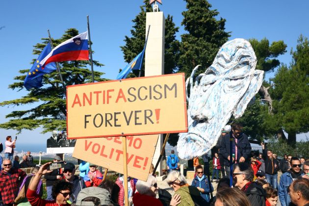 protest marezige sds vlada policija bobo.JPG