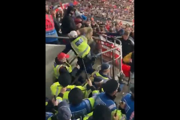 madzarska wembley navijaci pretep redarji.jpg