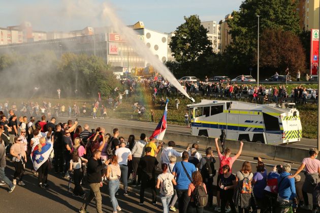 vodni top protest policija pl.jpg