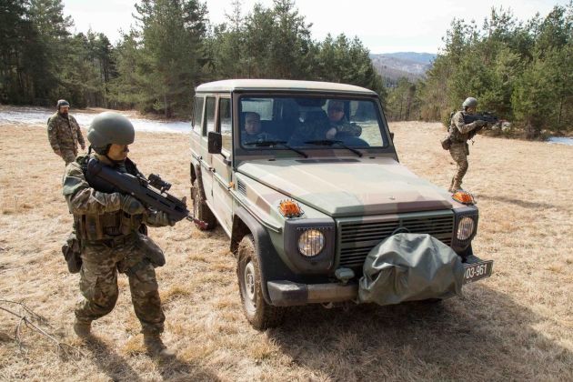 slovenska vojska vojaki avto sv.jpg