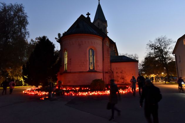 dan mrtvih pokopalisce svece bobo.jpg