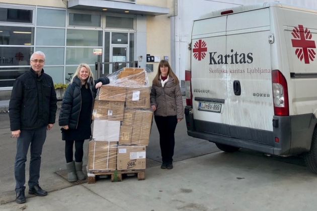 Podjetje Acron je organizaciji Slovenska karitas podarilo 1900 igrač.jpg