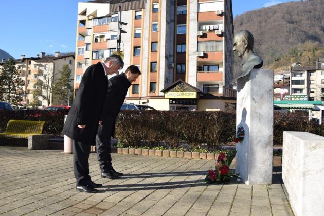 POKLON DRNOVŠKU.jpg