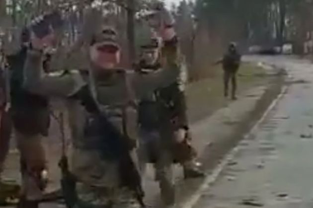 ukrajinski vojaki, zajeti ruski vojaki.jpg